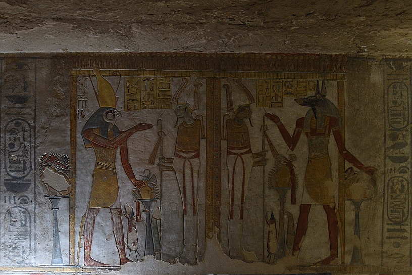 26 MAK_6003.jpg - La scena raffigura due divinità egizie, Horo (con la testa di falco e la doppia corona) e Anubi (con la testa di sciacallo) che interagiscono con la regina.